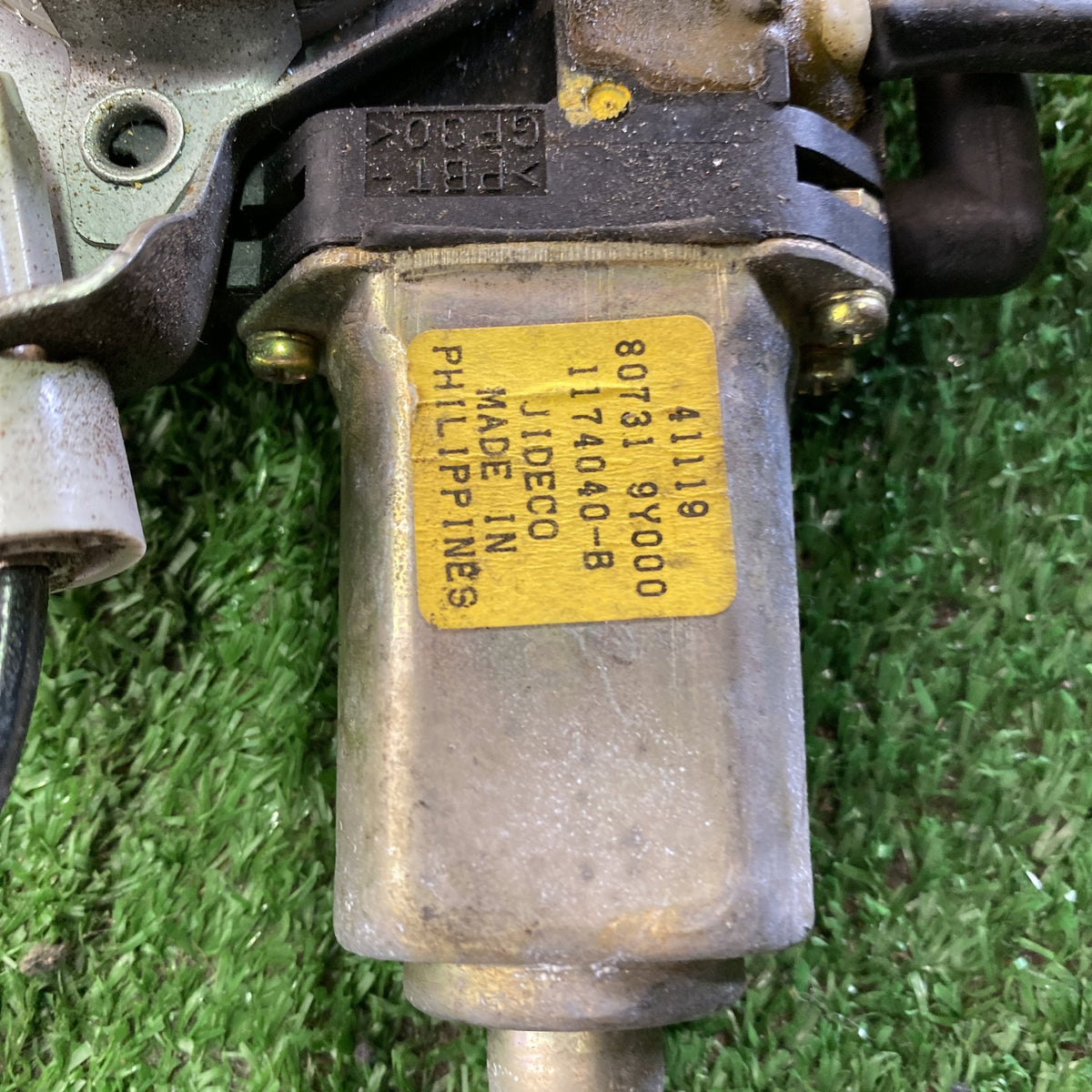 2005 Nissan Teana - Left Front Window Regulator 807209Y000/Motor 807319Y000