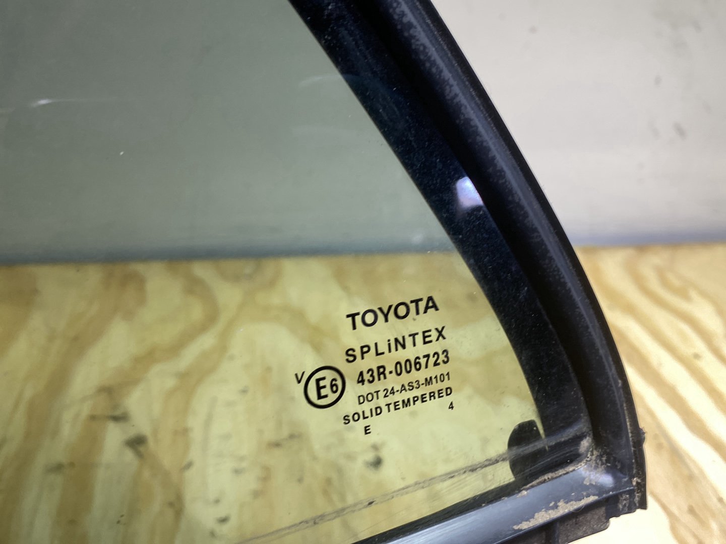 2005 Toyota Avensis AZT250 - Left Rear Quarter Door Glass