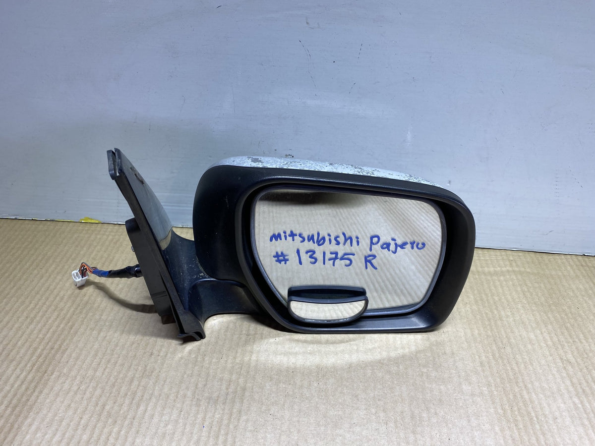 2006 Mitsubishi Pajero V93W - Right Door Mirror PN: 10 wires