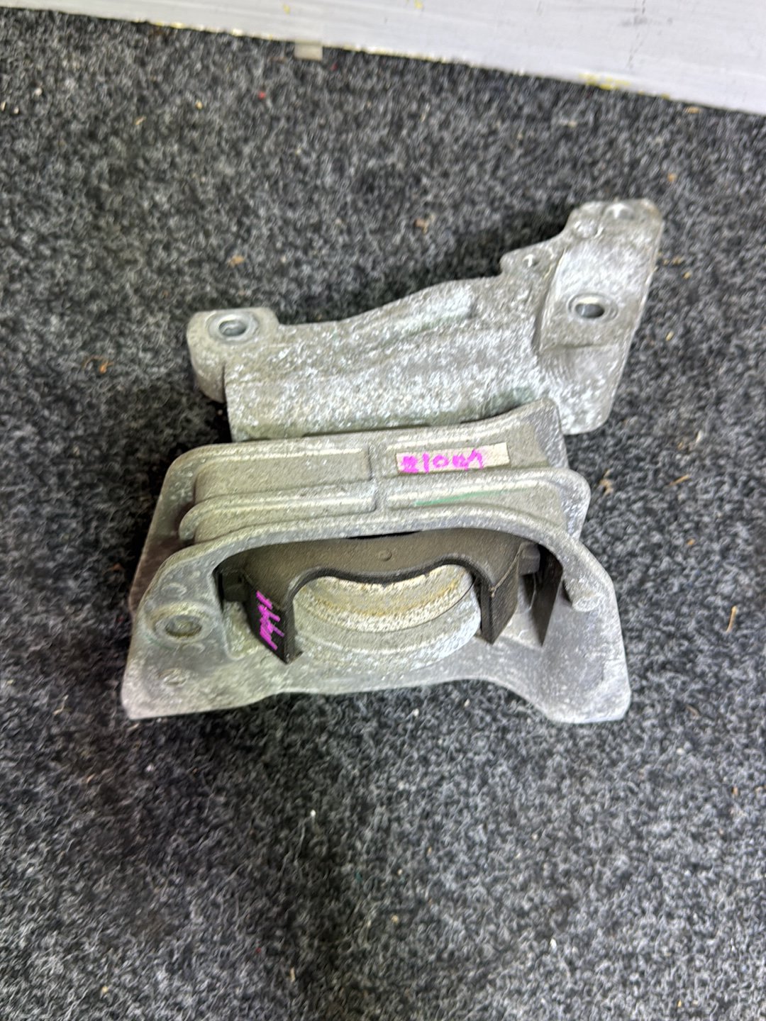 2011 Nissan Juke YF15 - Engine Mount