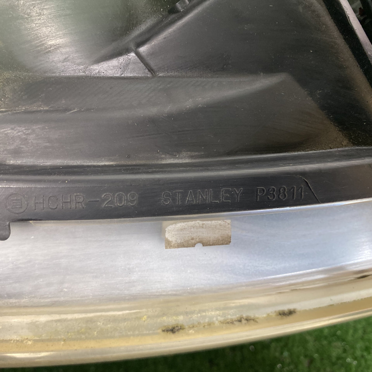 2004 Mazda MPV - Right Headlight PN: STANLEY P3811