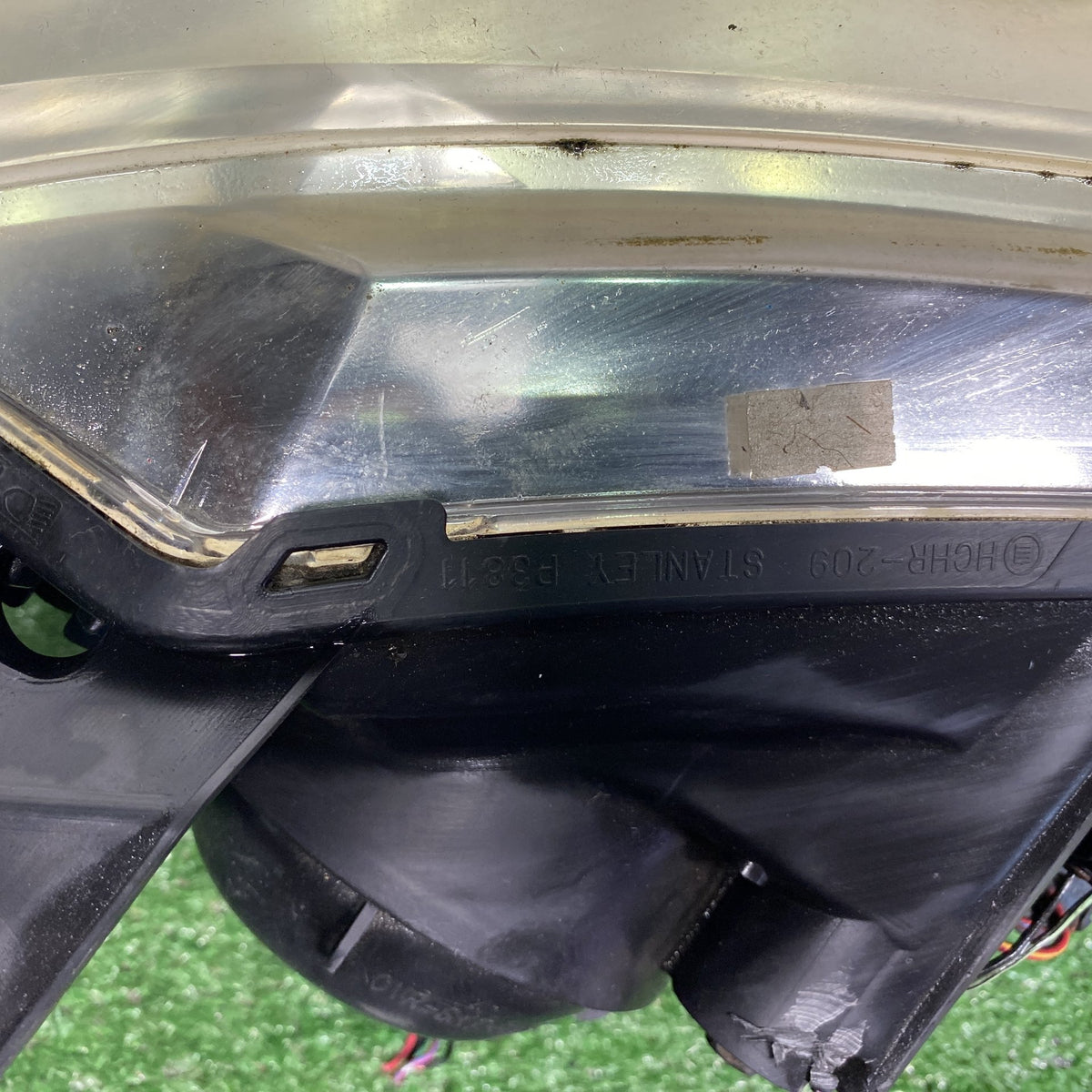2004 Mazda MPV - Left Headlight PN: STANLEY P3811