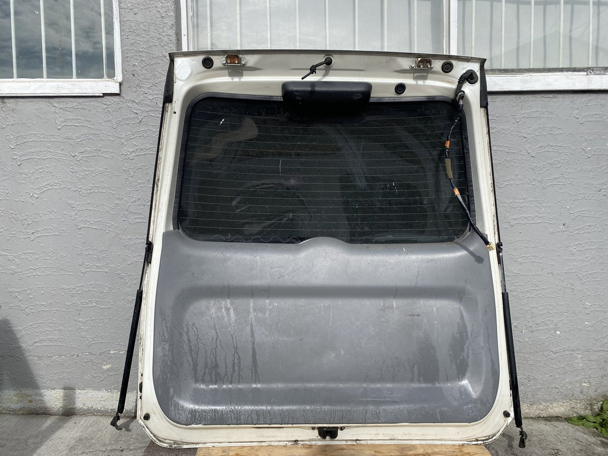 2006 Used Toyota Voxy AZR60 - Tailgate
