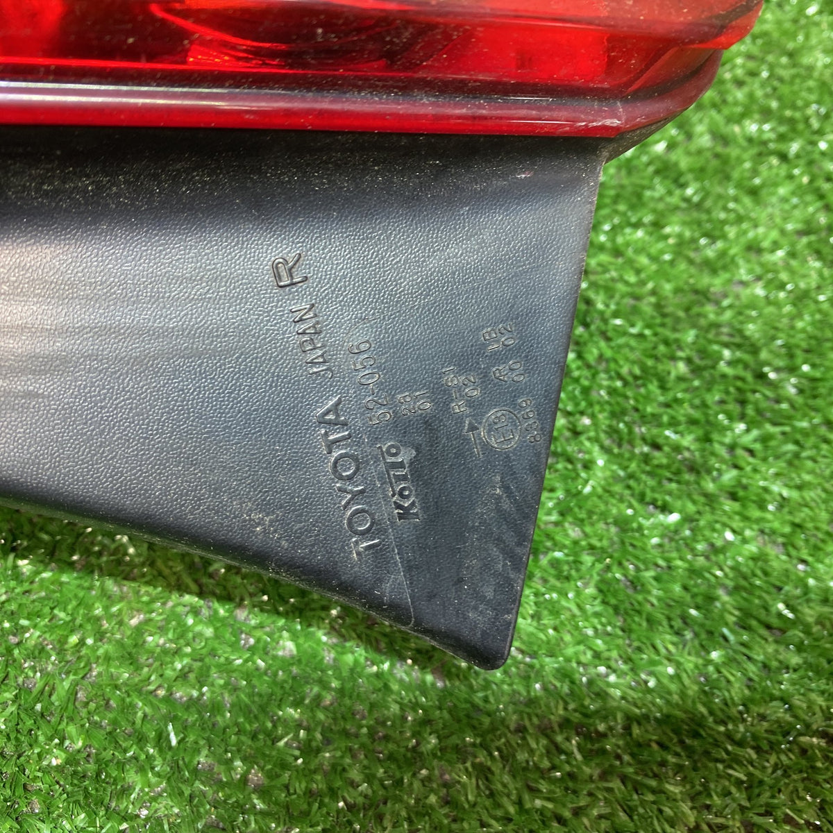 2004 Toyota Ist - Right Taillight PN: KOITO 52-058