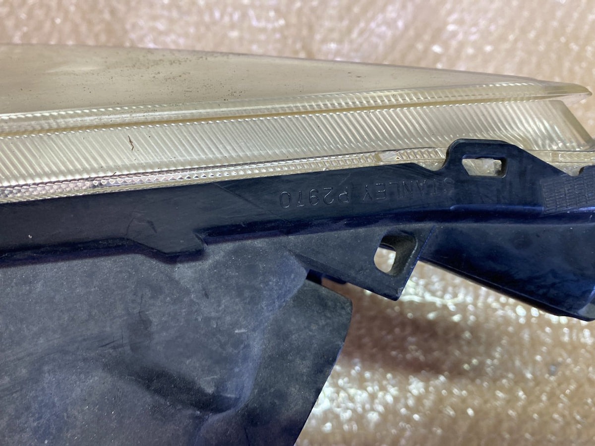 2006 Mitsubishi Colt - Right Headlight PN: 8301A666