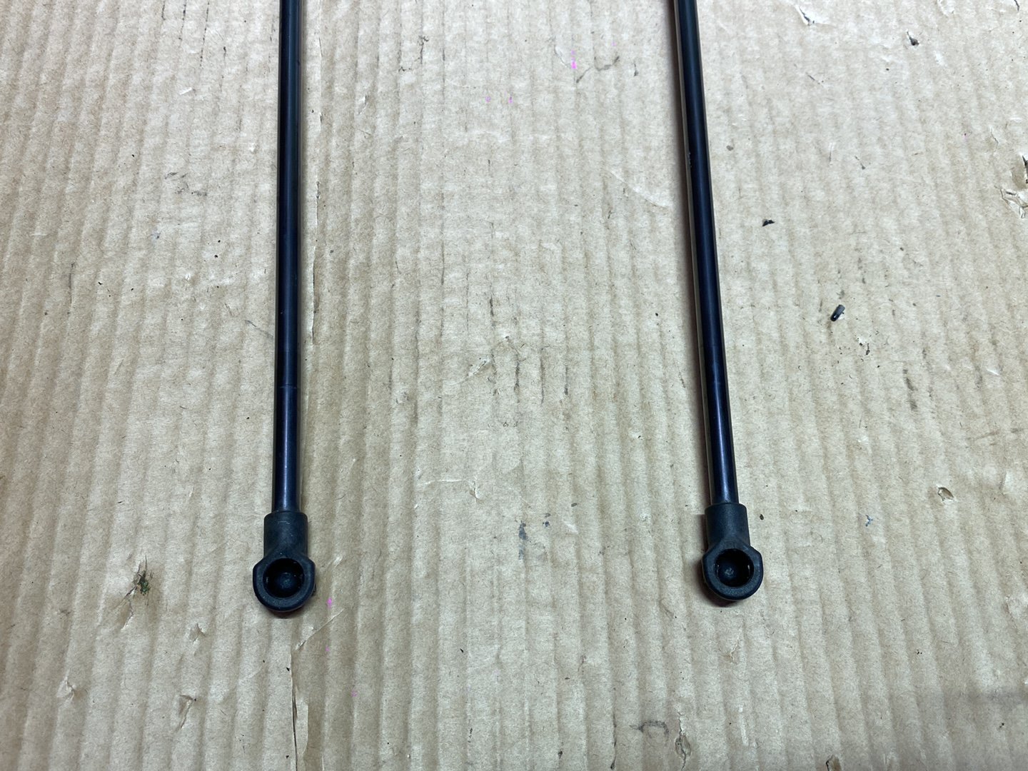 Used Toyota Prius W30 - Left Tailgate Strut PN: right tailgate strut
