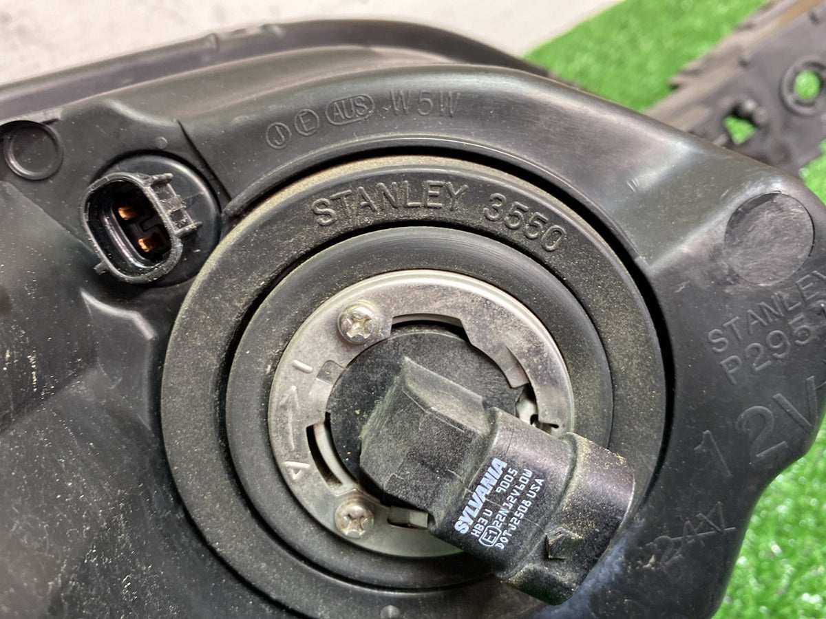 2009 Mazda Axela - Left Headlight PN: STANLEY P2951