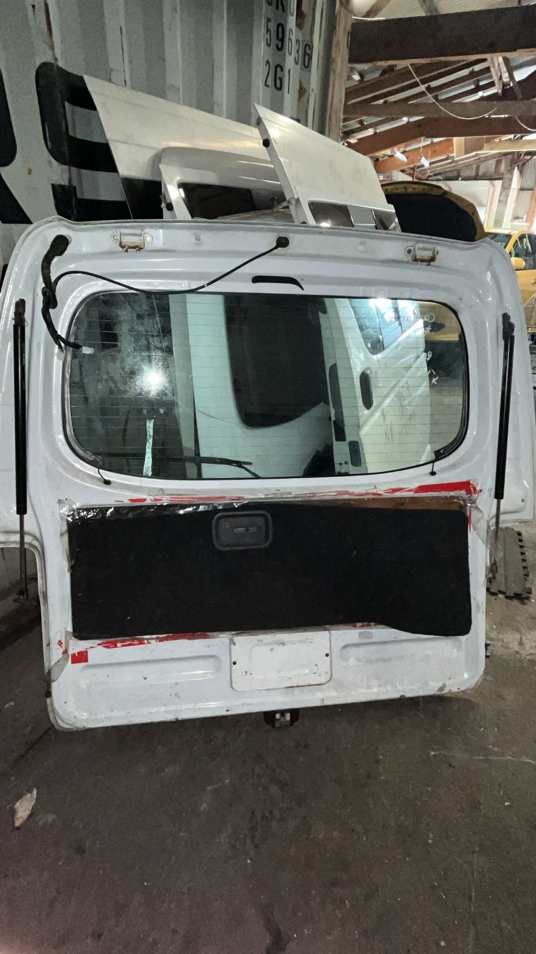 2006 Nissan Caravan - Tailgate