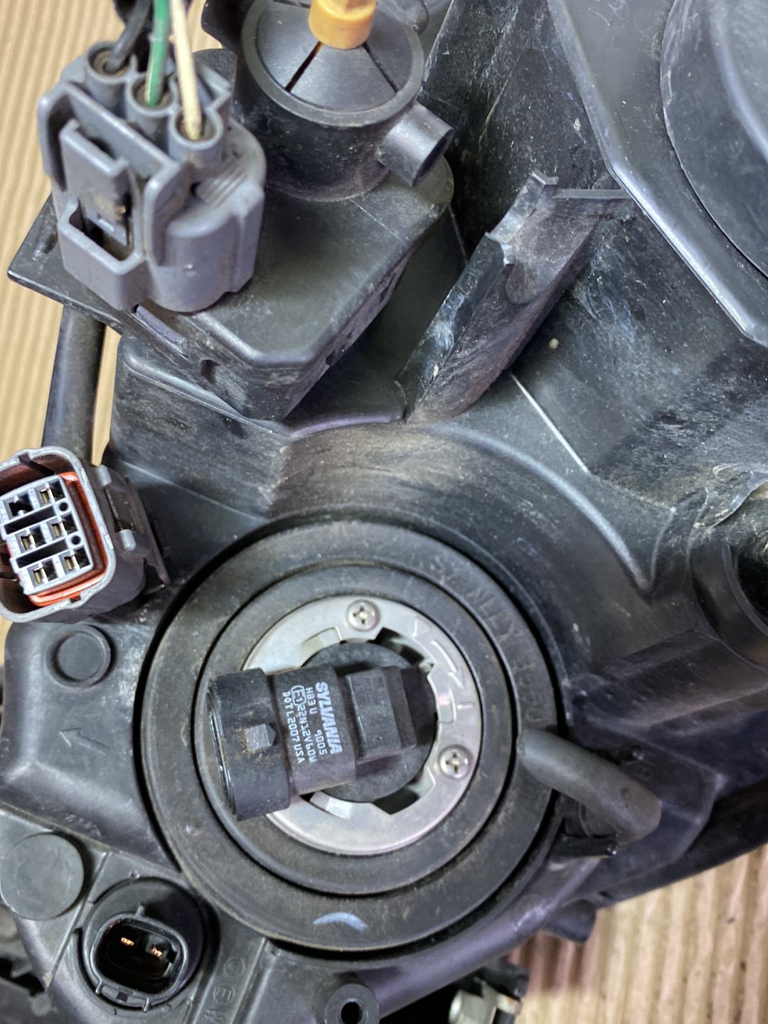 2009 Mazda Premacy- Left Headlight PN: STANLEY 3550