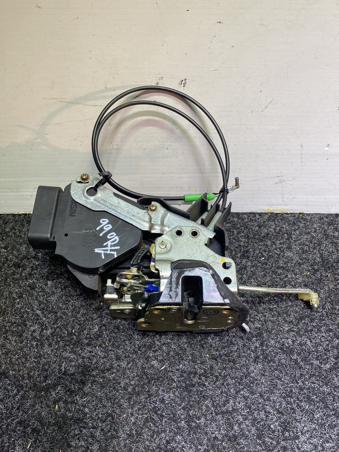 2004 Toyota Estima ACR30 - Right Front Door Lock Actuator