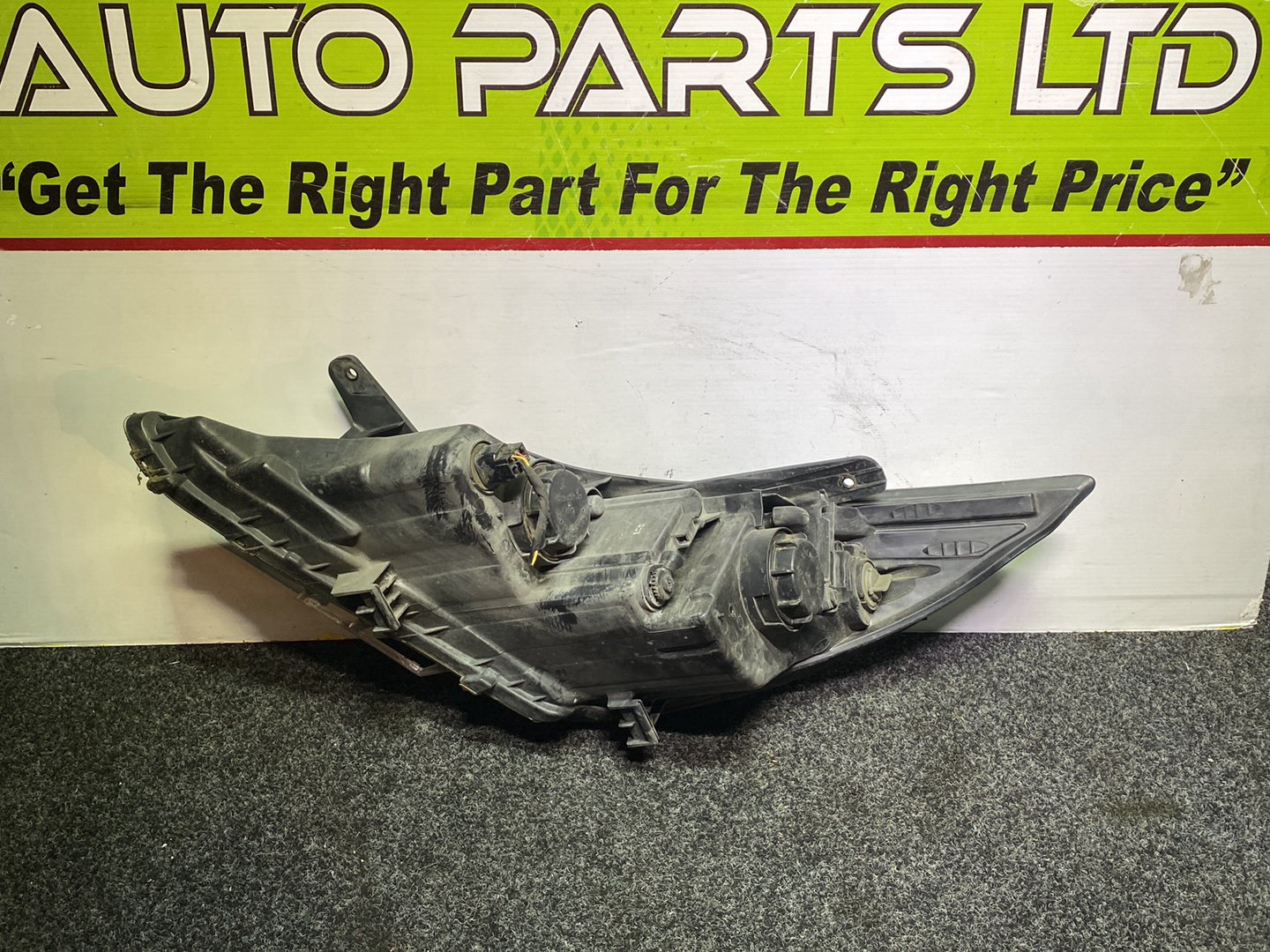2012 Hyundai i45 - Right Headlight PN: 92102-3S