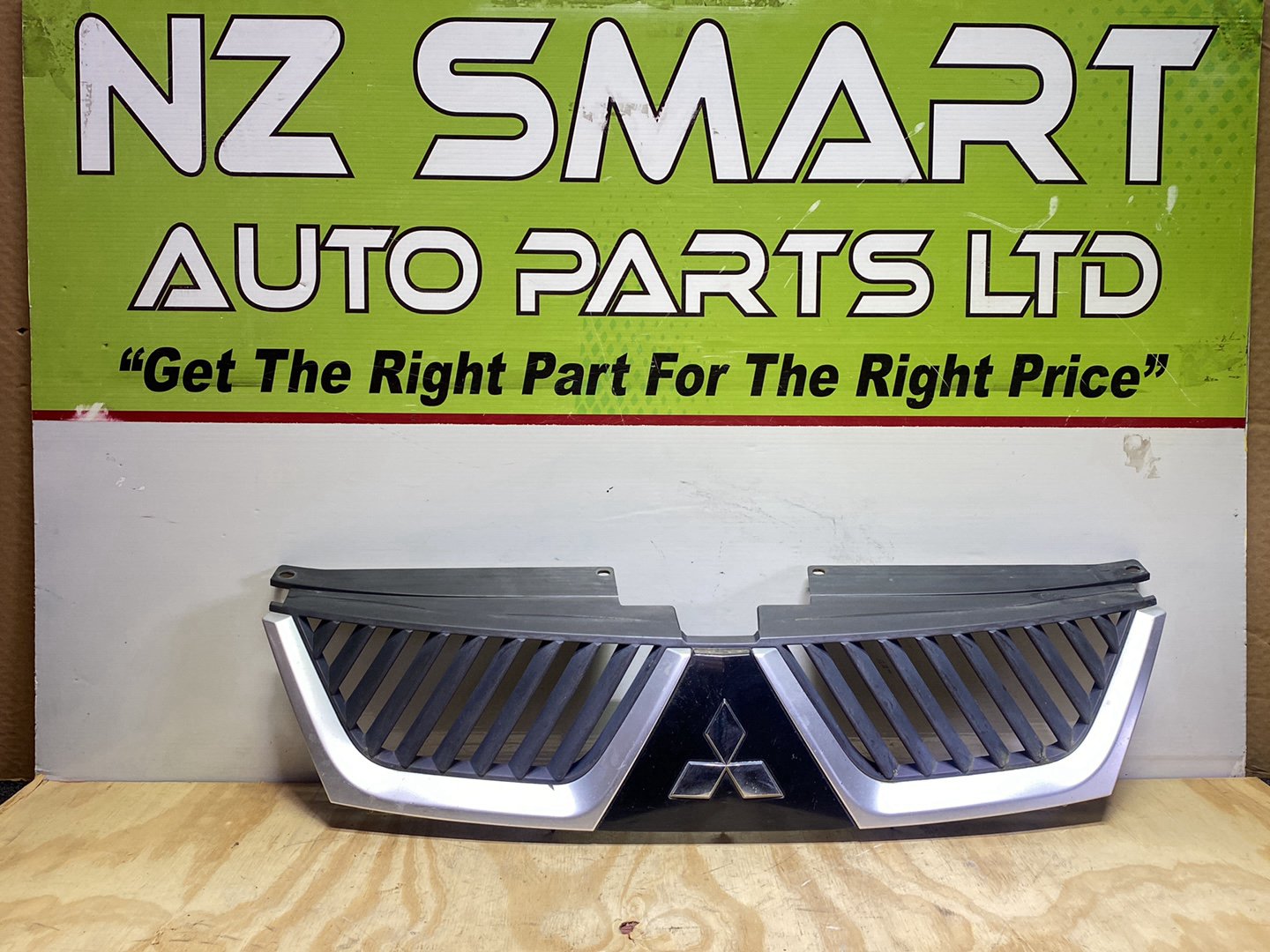2009 Mitsubishi Outlander - Upper Grille
