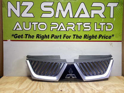 2009 Mitsubishi Outlander - Upper Grille