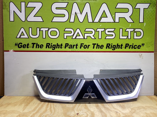 2009 Mitsubishi Outlander - Upper Grille