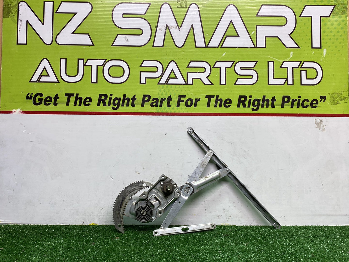 1990 Used Toyota Hiace RZH102-8000415 - Right Front Door Regulator PN: