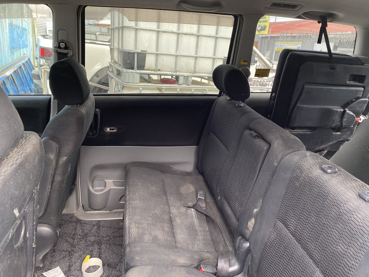 2007 Toyota Voxy AZR60- Dismantling For Parts
