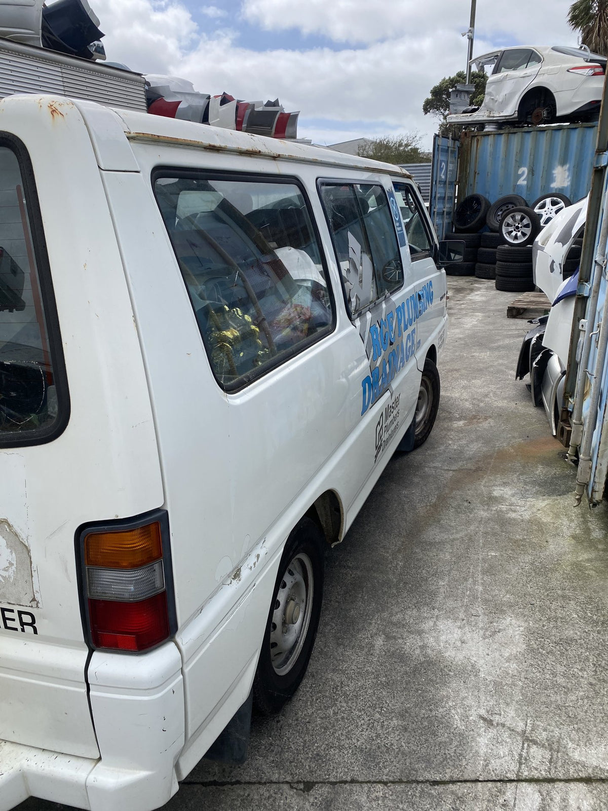 2014 Mitsubishi L300 Dismantling For Parts