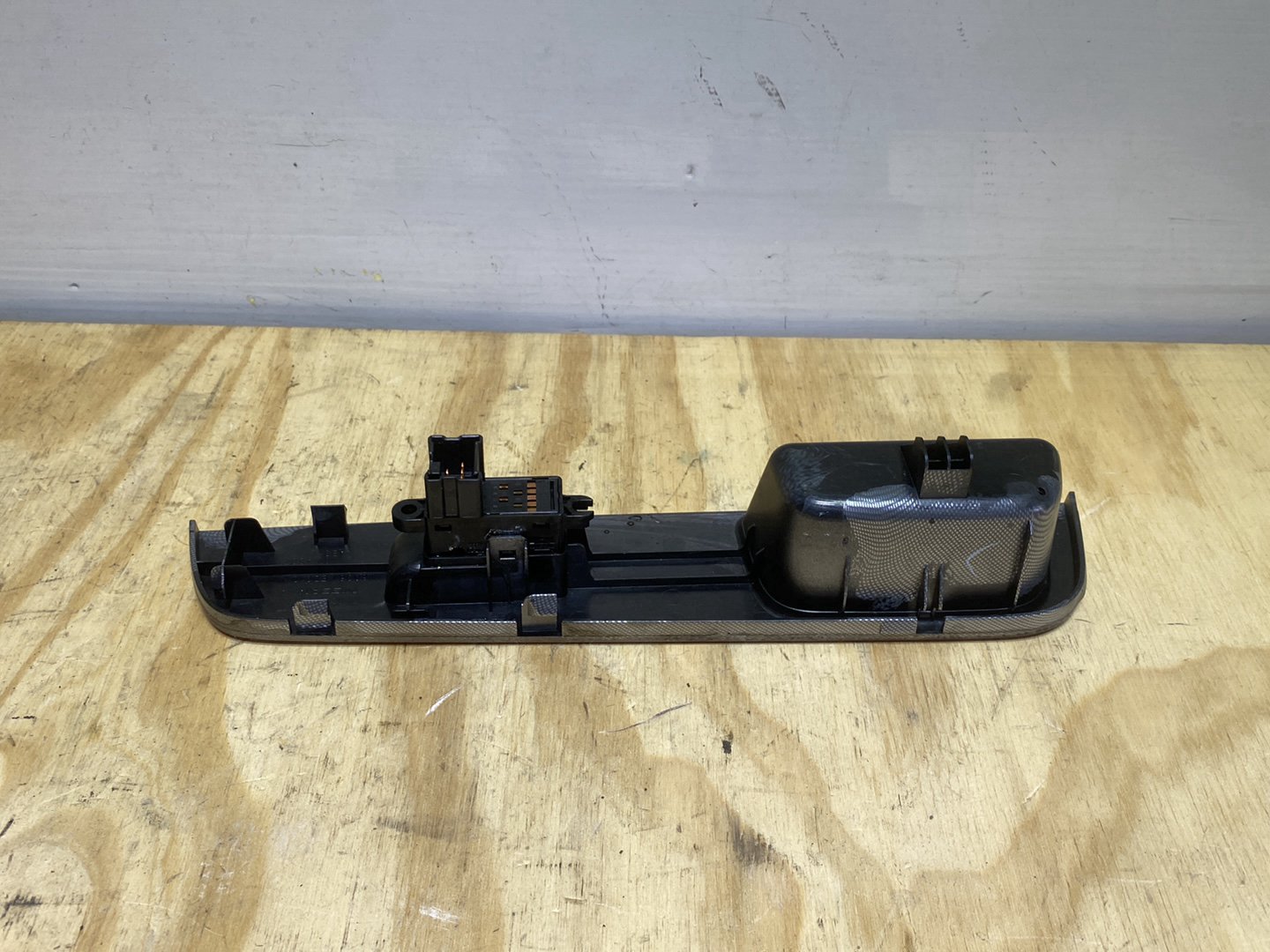 2007 Nissan Tiida C11 - Left Front Window Switch