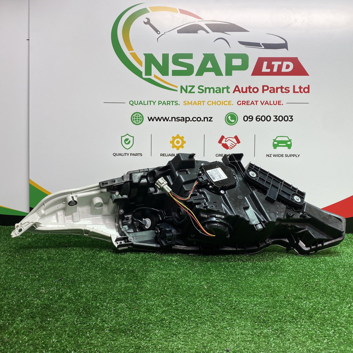 2011 Nissan Leaf - Right Headlight PN: Auto Adjust/ Hid Type/ ICHIKOH 1847