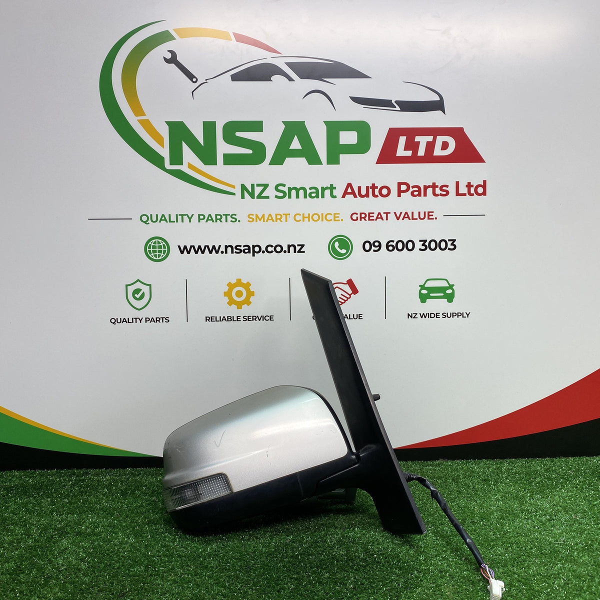 2008 Nissan Serena C25 - Right Door Mirror PN: 7 wires