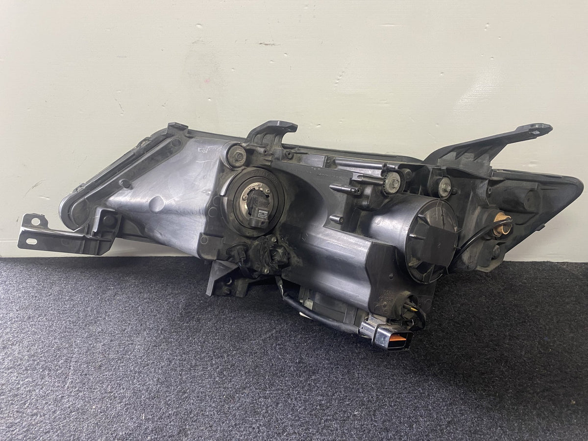 2007 Mitsubishi Outlander - Right Headlight PN: P5585 H.I.D