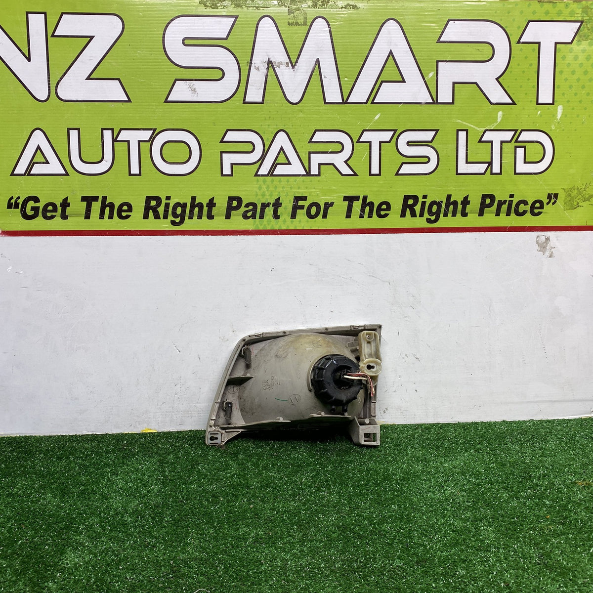 2009 Mazda Bongo Friendee SK82V - Right Headlight PN: STANLEY P0220