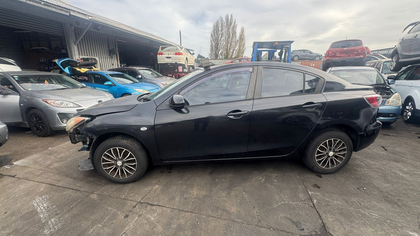 2011 Mazda Mazda3 JM0BL10F100223268  Dismantling For Parts