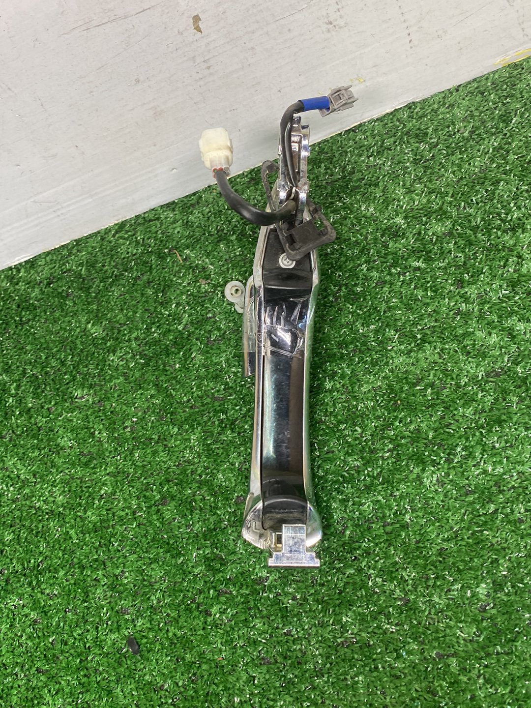 2011 Nissan Fuga - Right Front Exterior Door Handle PN: 80640-1MA0A