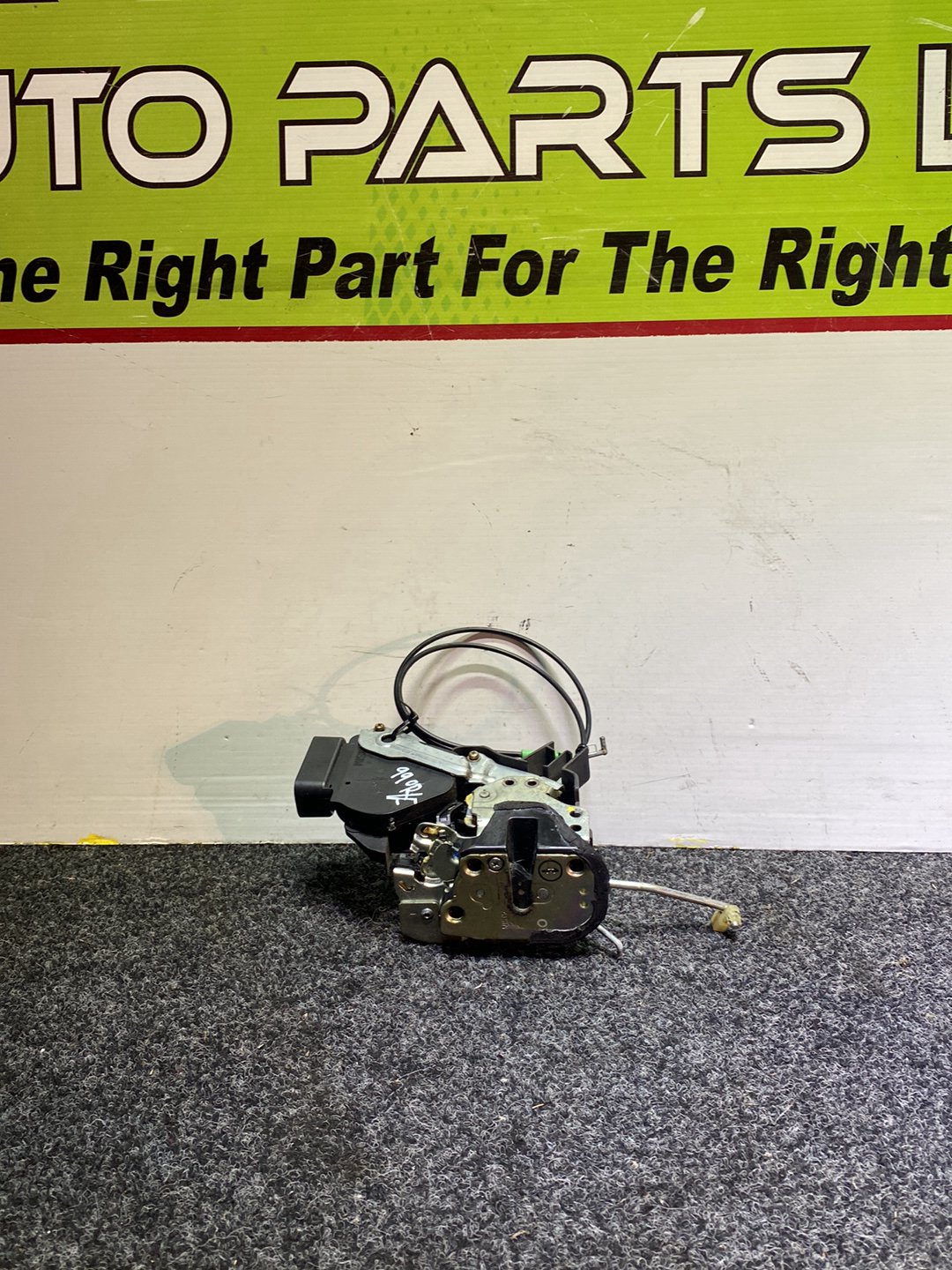 2004 Toyota Estima ACR30 - Right Front Door Lock Actuator