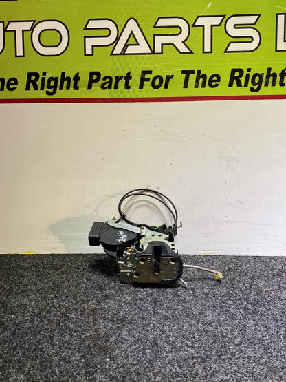 2004 Toyota Estima ACR30 - Right Front Door Lock Actuator