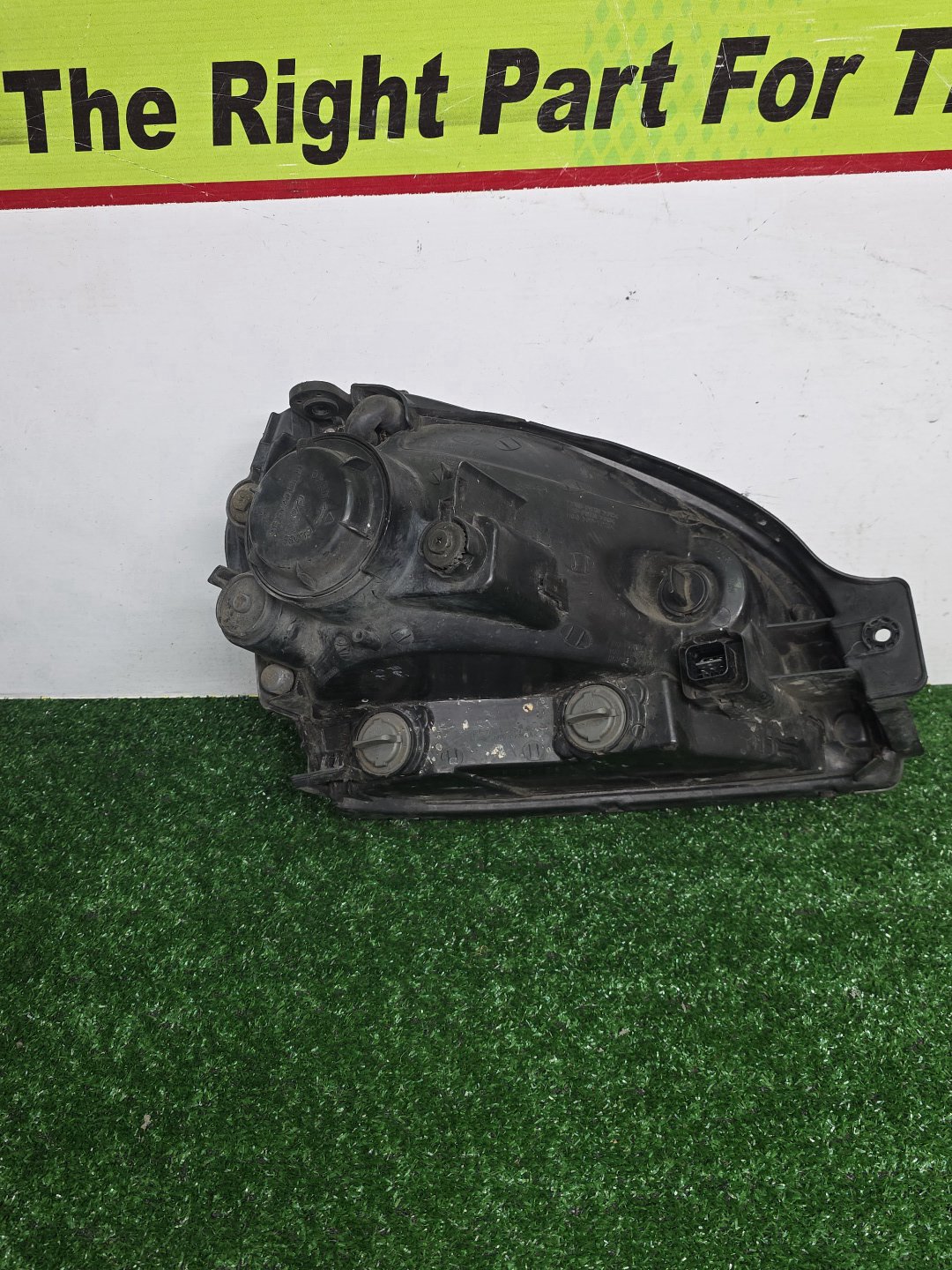 2006 Hyundai Tucson - Left Headlight PN: 92101-2EXXX