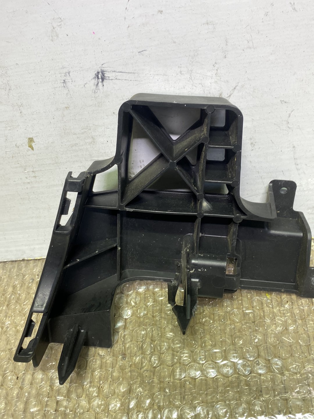 2005 Mazda Axela- Left Front Bumper Retainer PN: 502B1