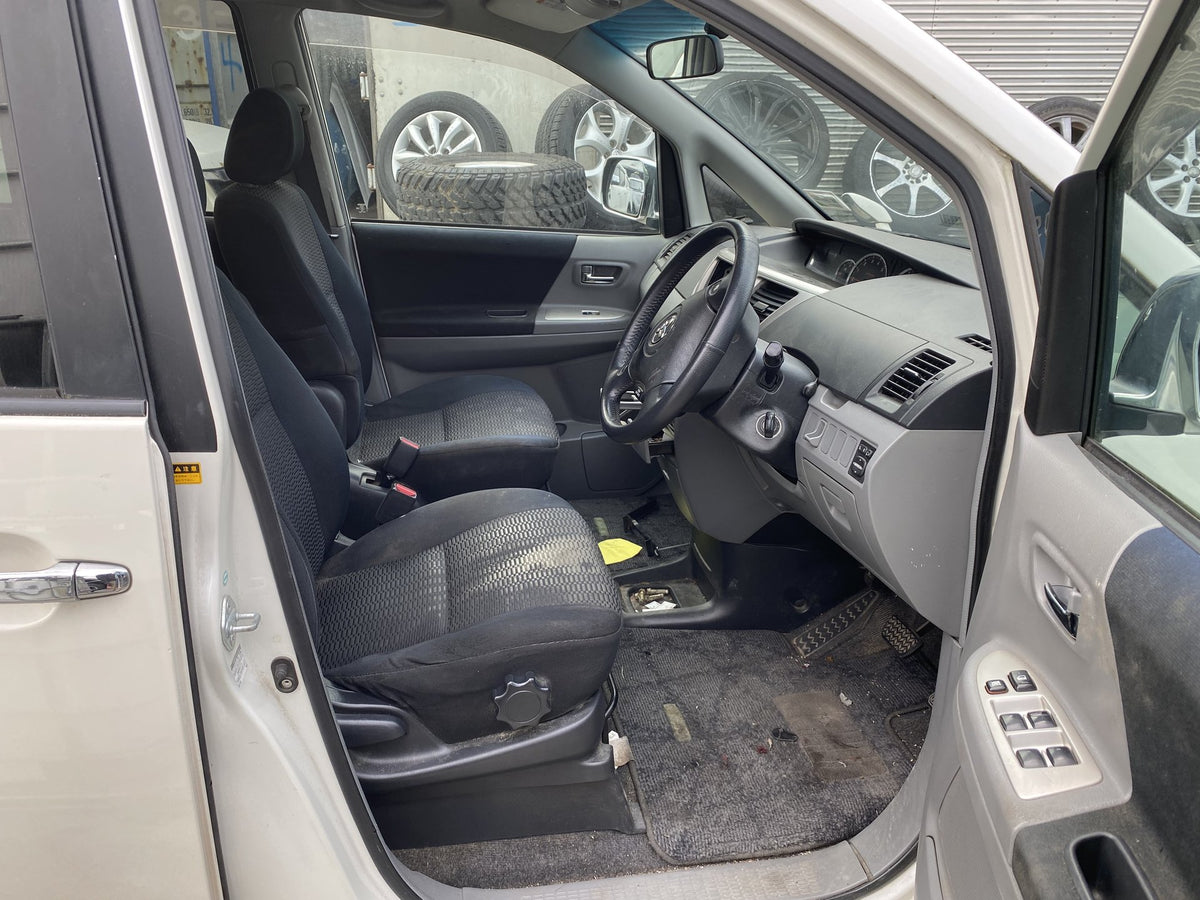 2007 Toyota Voxy AZR60- Dismantling For Parts