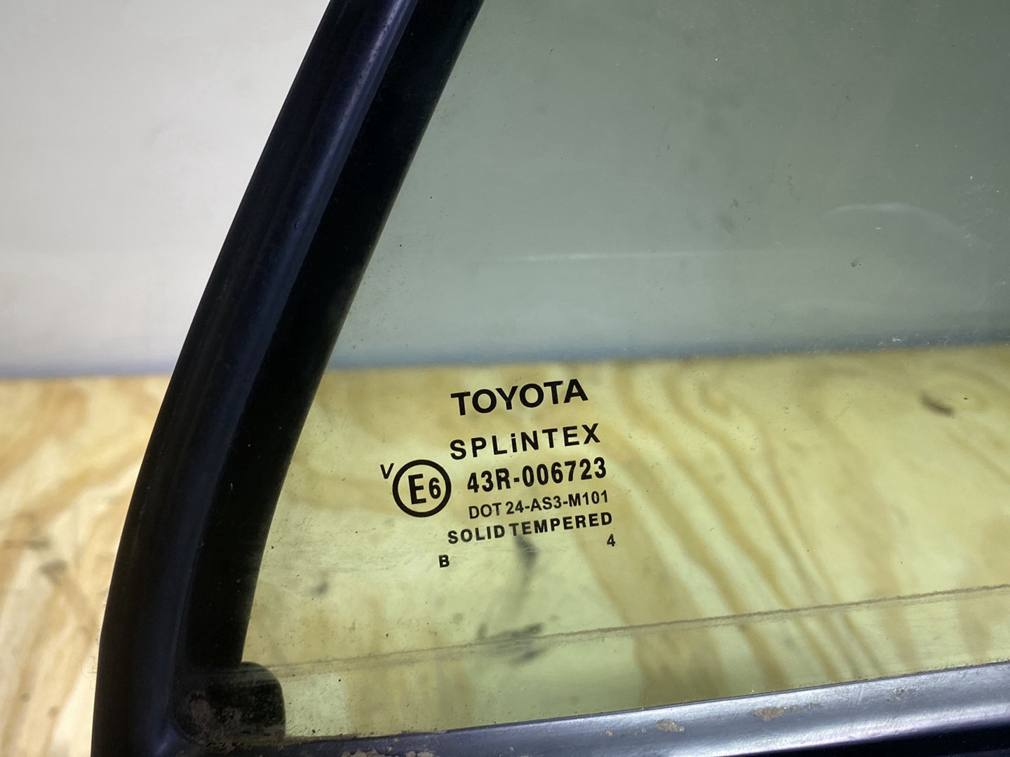 2005 Toyota Avensis AZT250 - Right Rear Quarter Door Glass