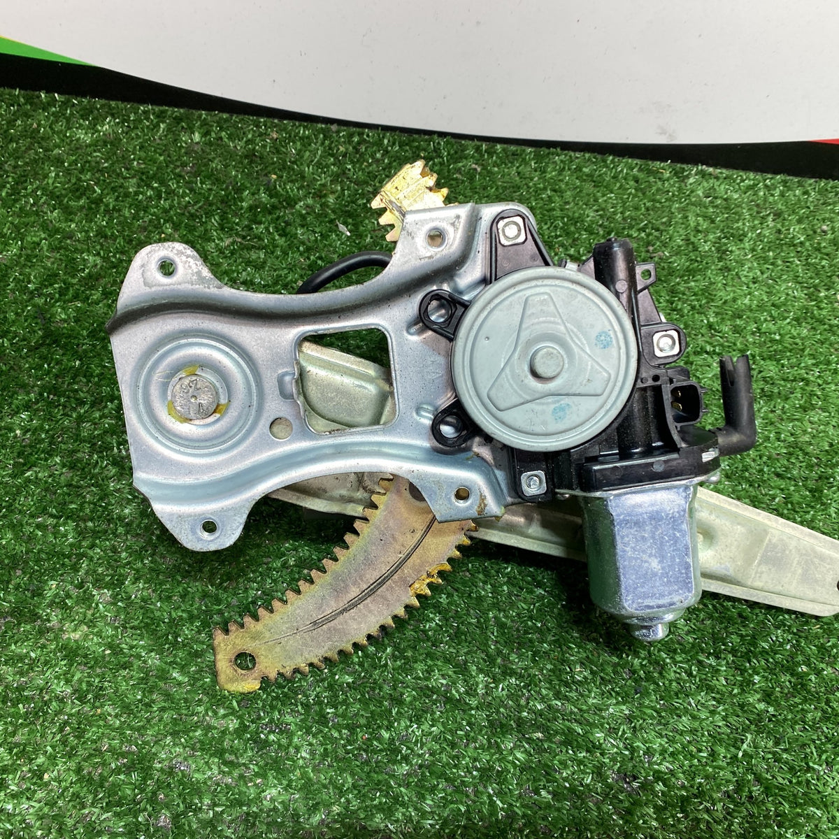 2010 Nissan March Left Rear Window Regulator PN 82721AX000/Motor PN: 82731AX00A