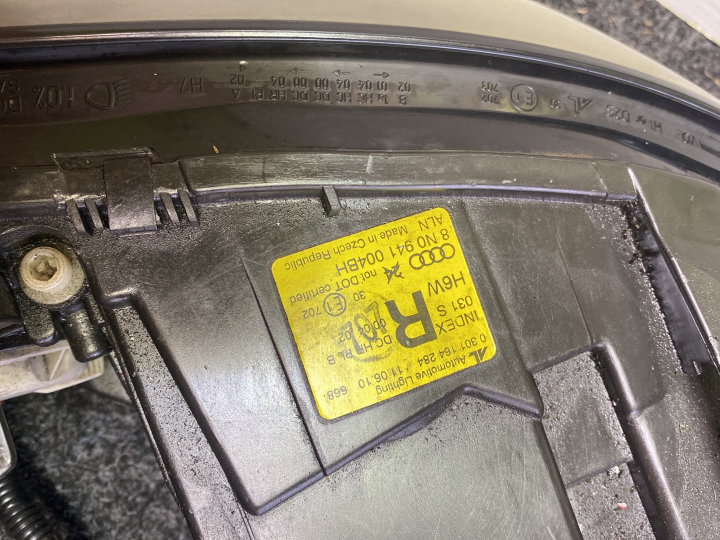 2005 Audi TT - Right Headlight PN: 8 N0 941 004BH