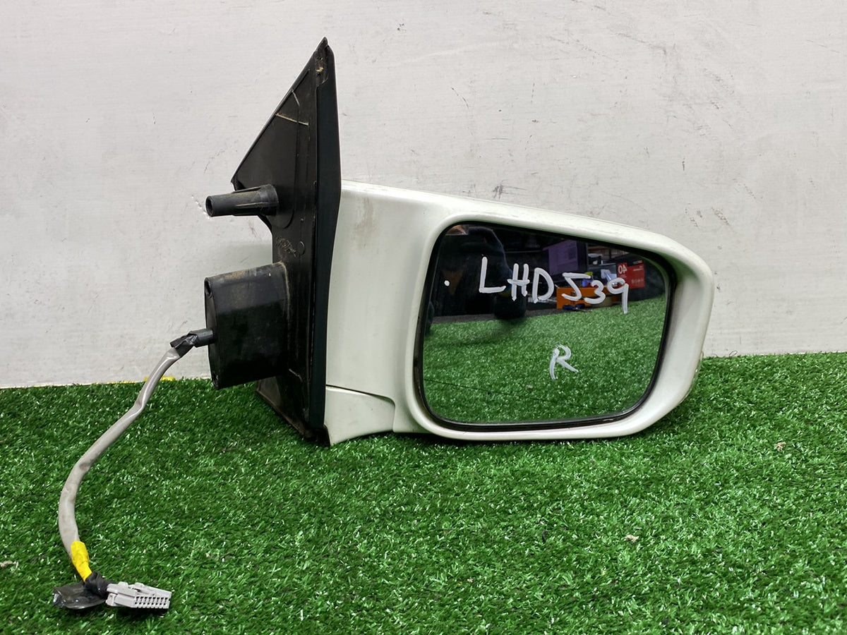 Aug 2004 to Dec 2010 - Nissan Elgrand E51 - Right Door Mirror - Indicator