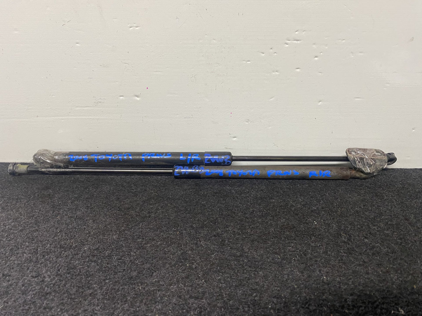 2008 Used Toyota Prius - Right Tailgate Strut PN: pair RH + LH