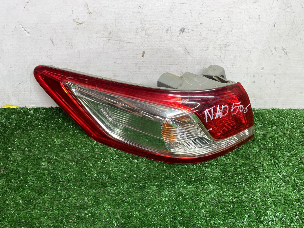 May 2006 to Mar 2009 - Honda Odyssey RB - Left Taillight - Red/Clear, Lens# 6572