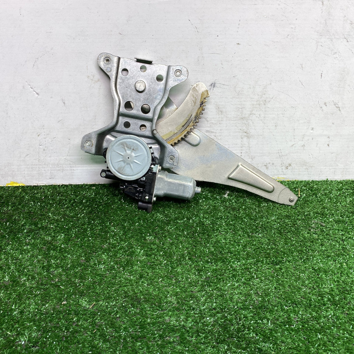 2005 Suzuki Swift - Right Rear Window Regulator/Motor PN: 83530-63J00