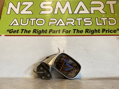 2002 Nissan Serena- Right Door Mirror PN: 5 wires