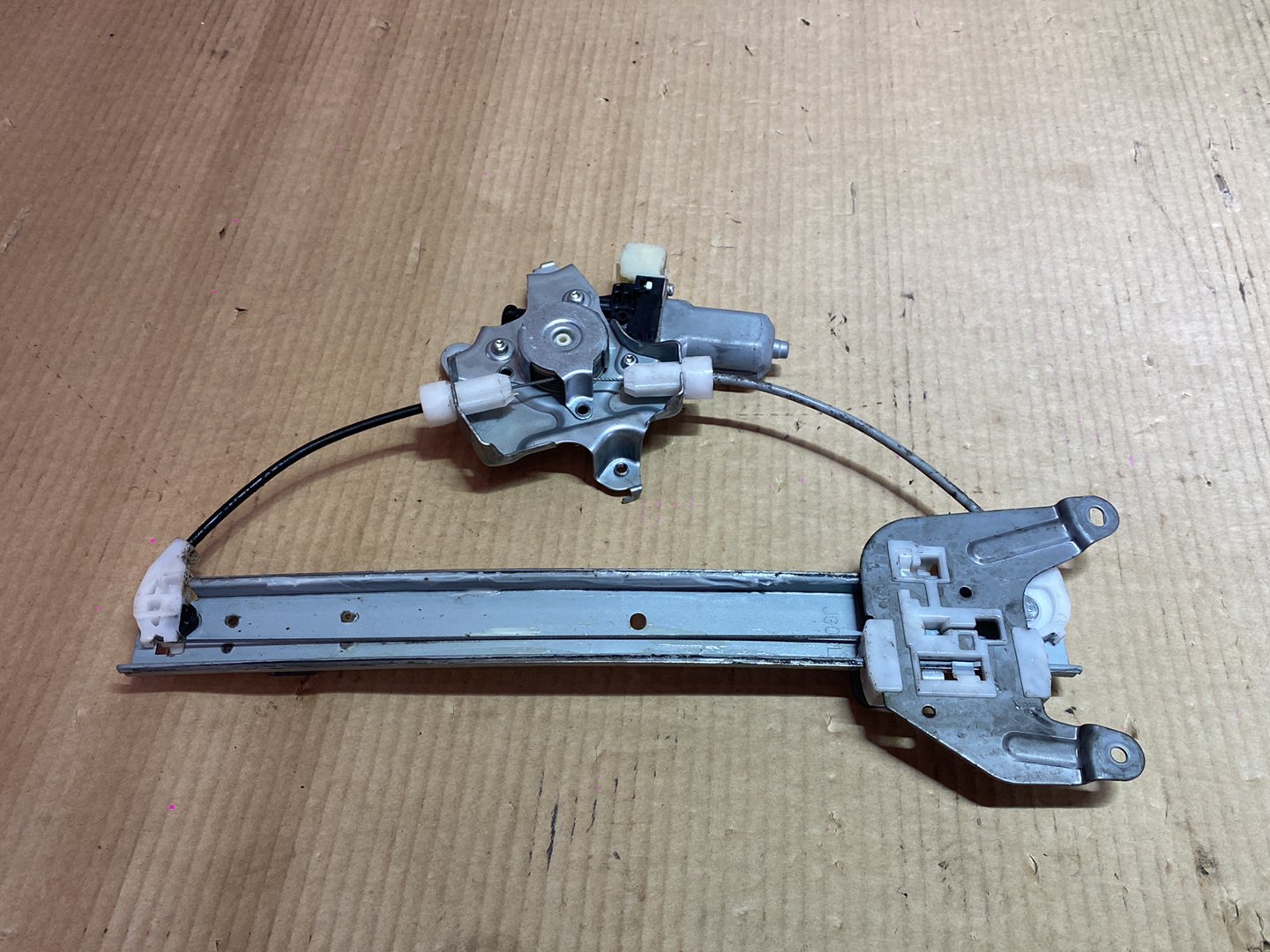 2009 Nissan X-Trail NT31 - Left Rear Window Regulator/Motor