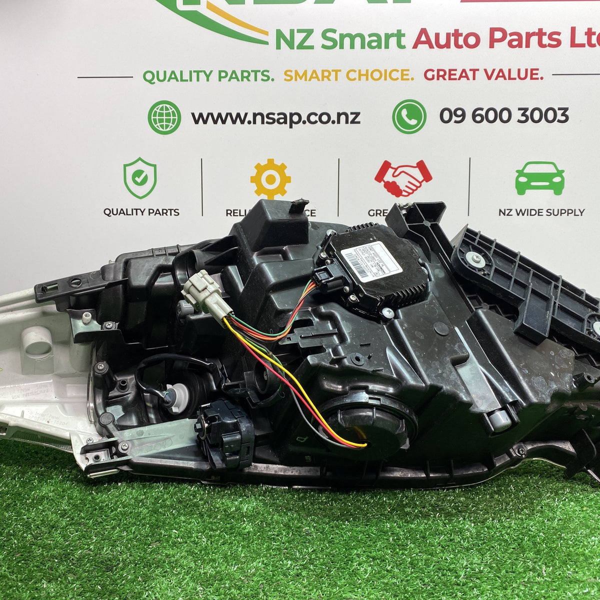 2011 Nissan Leaf - Right Headlight PN: Auto Adjust/ Hid Type/ ICHIKOH 1847