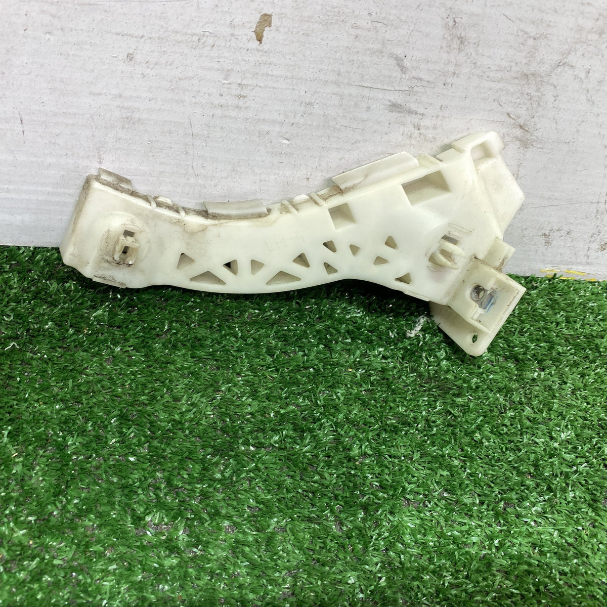 2007 Mazda Axela BK5P - Left Front Bumper Retainer PN: BN8V500U1C