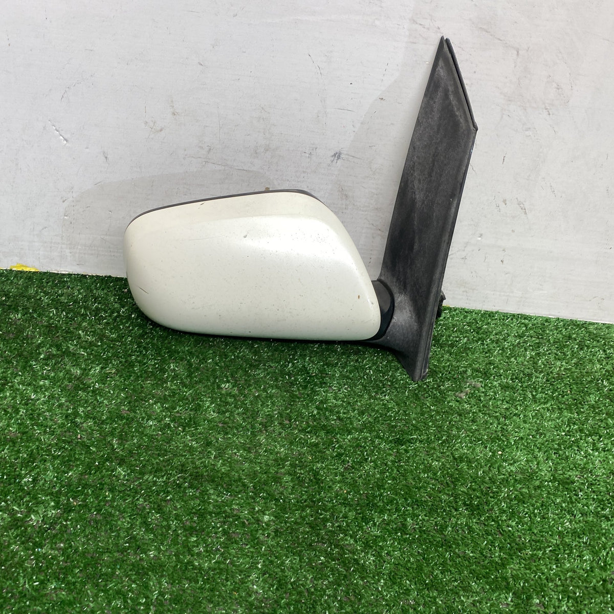 2004 Used Toyota Wish - Right Door Mirror PN: 5 Wires