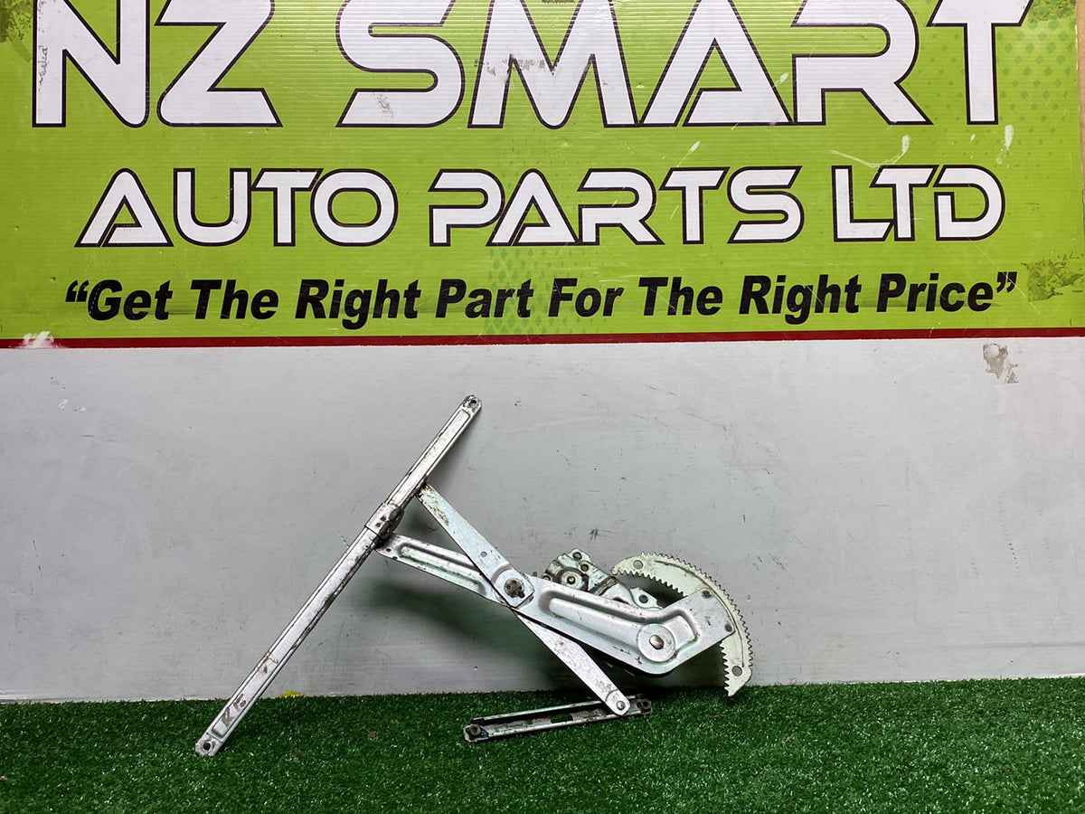 1990 Used Toyota Hiace RZH102-8000415 - Right Front Door Regulator PN: