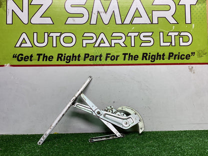 1990 Used Toyota Hiace RZH102-8000415 - Right Front Door Regulator PN: