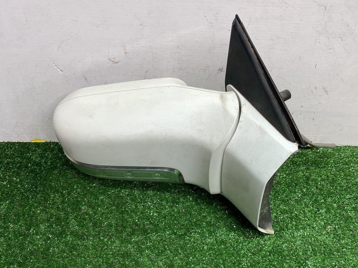 Aug 2004 to Dec 2010 - Nissan Elgrand E51 - Right Door Mirror - Indicator