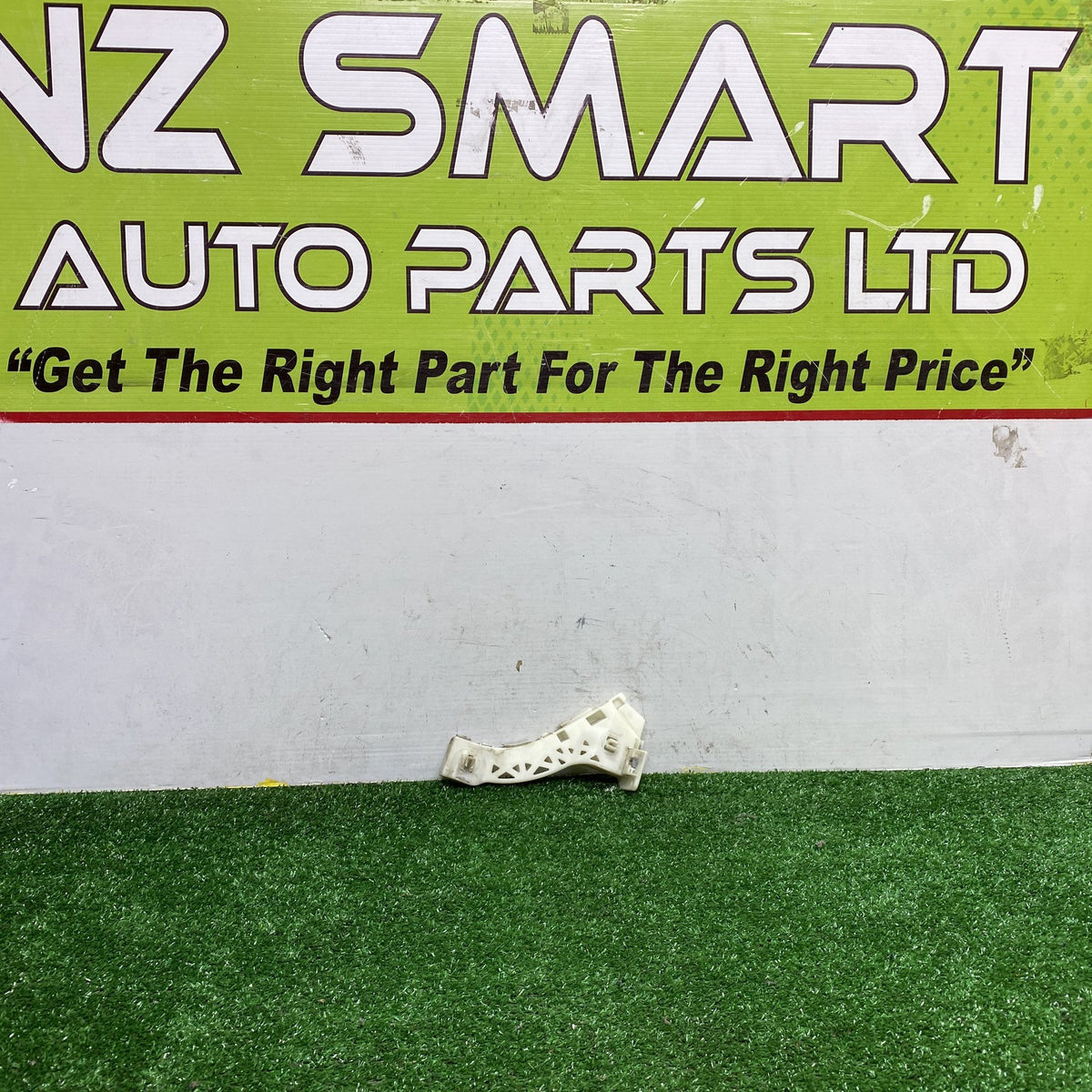 2007 Mazda Axela BK5P - Left Front Bumper Retainer PN: BN8V500U1C