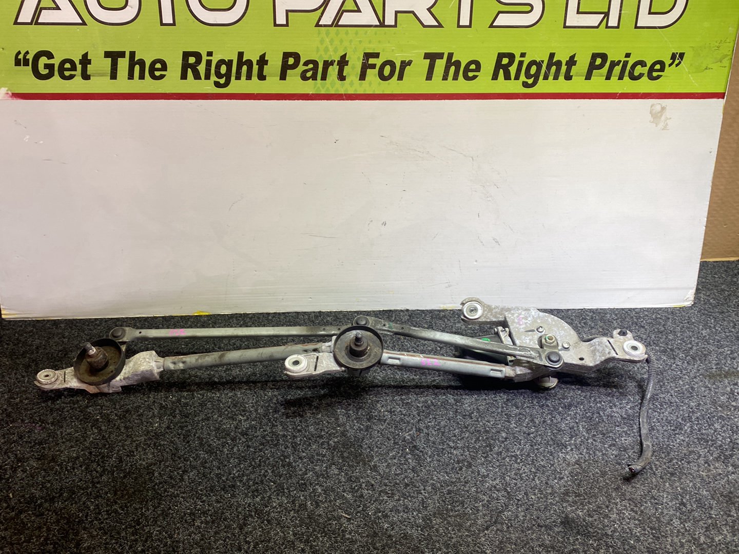 2010 Nissan Juke YF15 - Front Wiper Rack Assembly